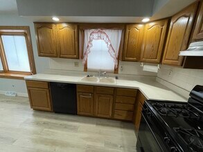 1210 Woodridge Dr in Rockford, IL - Building Photo - Building Photo