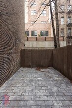 221 Mott St in New York, NY - Foto de edificio - Building Photo