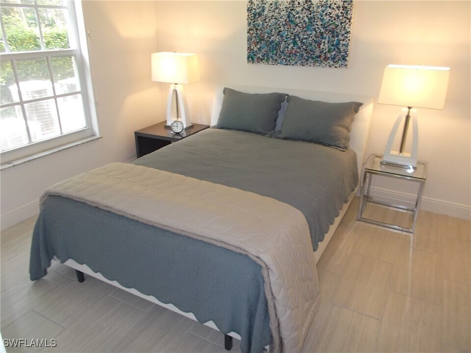 847 Tanbark Dr in Naples, FL - Foto de edificio