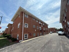 9451 Maple Dr in Rosemont, IL - Building Photo