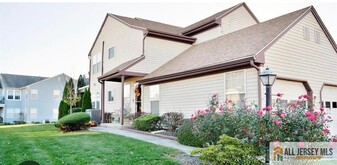 17C Dorchester Dr in Monroe Township, NJ - Building Photo