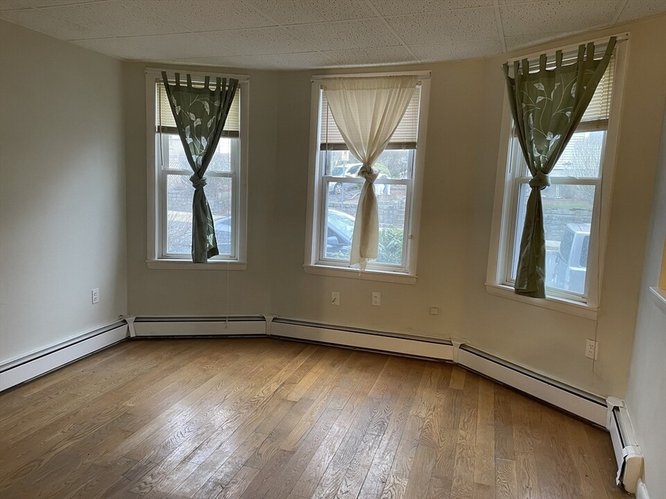 184 Colburn St in Dedham, MA - Building Photo
