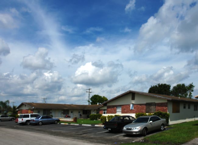 7531 Venetian St in Miramar, FL - Building Photo - Building Photo