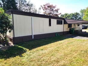 15 Buttercup Dr in Bohemia, NY - Building Photo - Building Photo