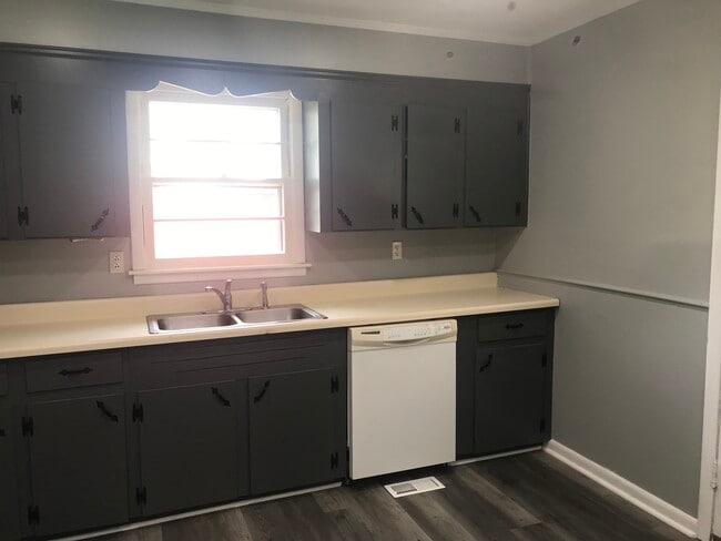 1102 Nicholson St in Decherd, TN - Building Photo - Building Photo