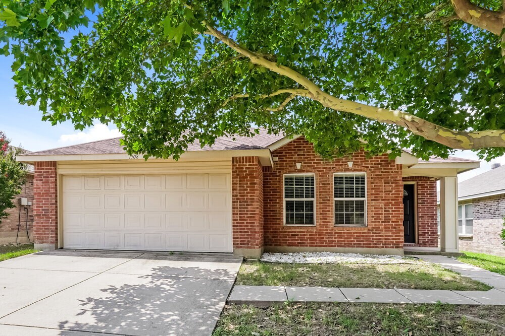 1708 Diamond Lake Trail in Justin, TX - Foto de edificio