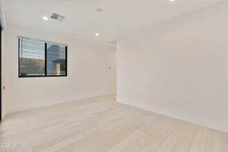 1611 E Lamar Rd in Phoenix, AZ - Building Photo - Building Photo