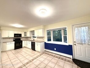 573 Lloyd Rd in Matawan, NJ - Building Photo - Building Photo