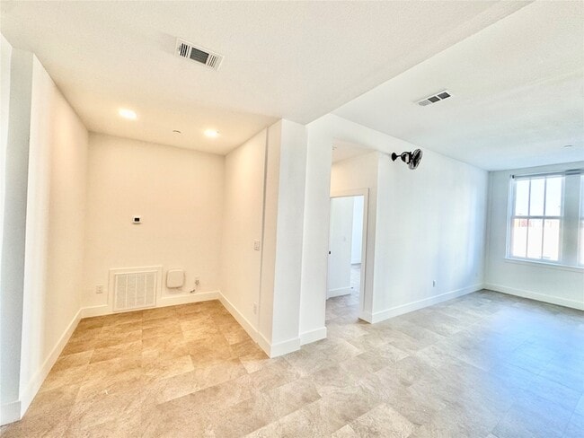 2102 Mechanic St, Unit 204 in Galveston, TX - Building Photo - Building Photo