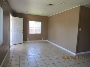 421 B St in Bakersfield, CA - Building Photo - Building Photo