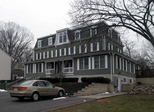 756 Middlesex Ave in Metuchen, NJ - Foto de edificio - Building Photo