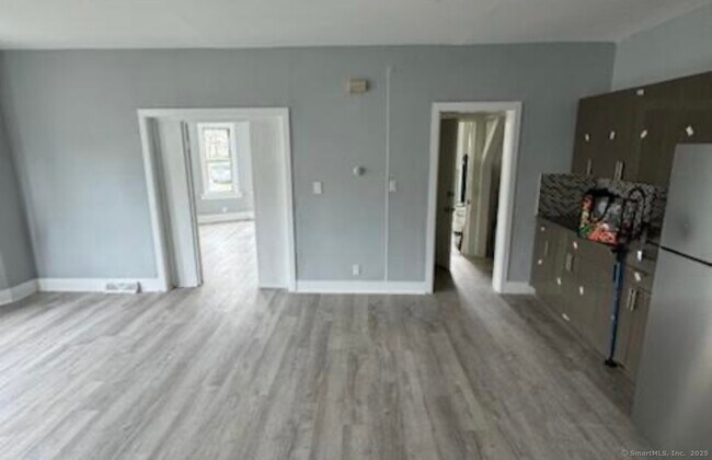 657 Maple St in Bridgeport, CT - Building Photo - Building Photo