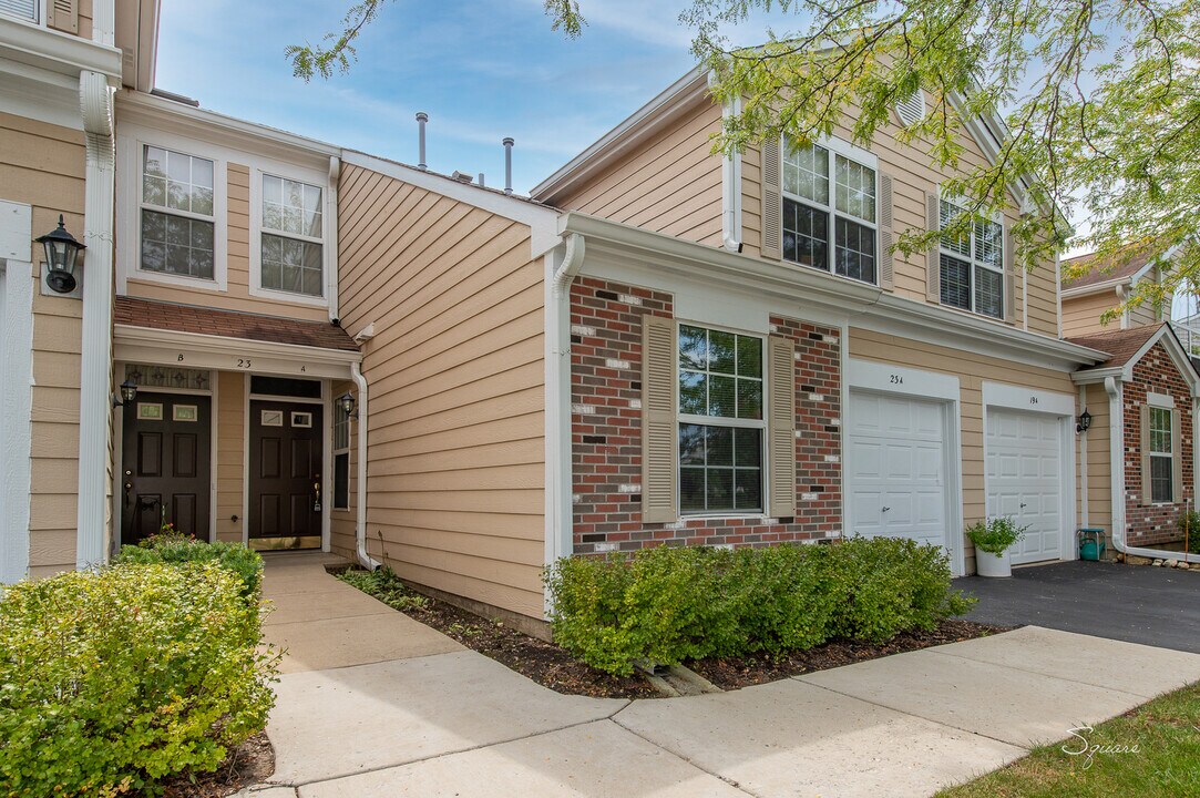 23 Taylor Ct in Streamwood, IL - Building Photo