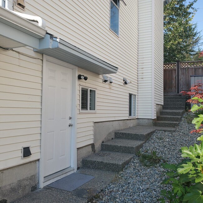 2911 Cliffrose Cres in Coquitlam, BC - Building Photo - Building Photo