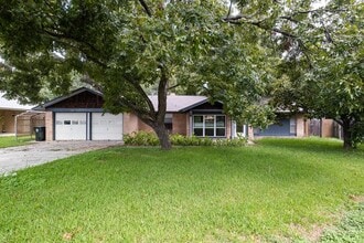 10604 School House Ln in Austin, TX - Building Photo - Building Photo