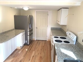 34 Callender Ave in Newport, RI - Foto de edificio - Building Photo