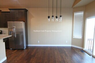 2420 Field Stone Way in Layton, UT - Building Photo - Building Photo