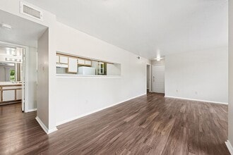 Valley Trails Apartments in Irving, TX - Foto de edificio - Building Photo