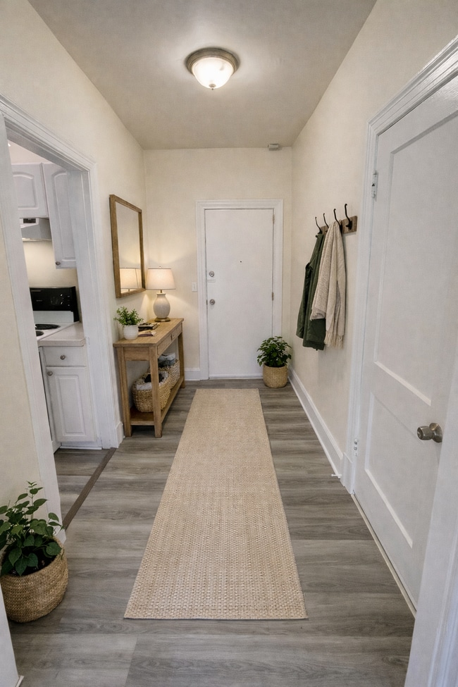 7347 Wisconsin Ave, Unit 303 in Bethesda, MD - Foto de edificio - Building Photo