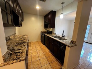 10652 Hazelhurst Dr in Houston, TX - Building Photo - Building Photo
