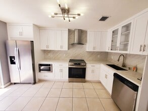 7291 NW 173rd Dr, Unit 101 in Hialeah, FL - Building Photo - Building Photo