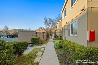 5 Oak Crest Ct in Novato, CA - Foto de edificio - Building Photo
