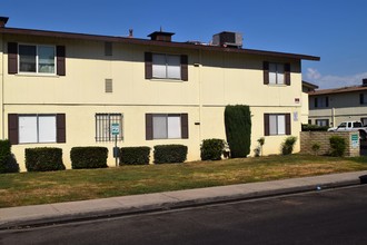 Taylor Manor Apartments in Bakersfield, CA - Building Photo - Building Photo