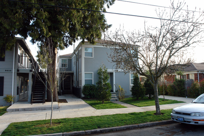 8625 N Leonard St in Portland, OR - Foto de edificio - Building Photo