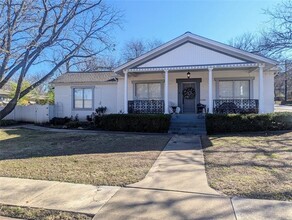 415 W Couts St in Weatherford, TX - Building Photo - Building Photo