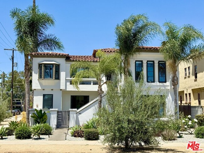 1143 Cloverdale Ave in Los Angeles, CA - Building Photo - Building Photo
