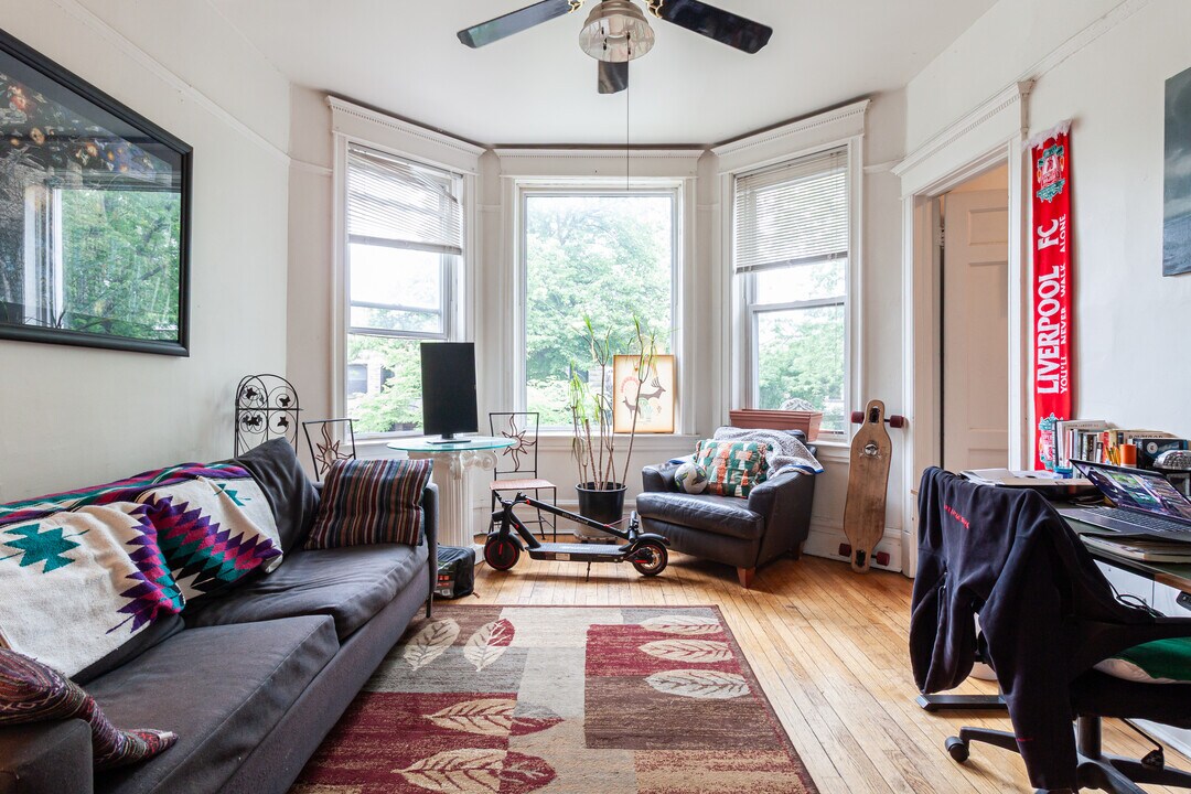 1245 W Newport Ave, Unit 2 in Chicago, IL - Foto de edificio