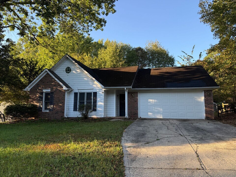 12800 Levins Hall Rd in Huntersville, NC - Building Photo