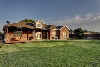 2105 W Brunson St in Alpine, TX - Foto de edificio - Building Photo