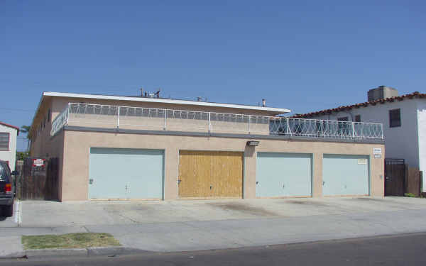 750 Orizaba Ave in Long Beach, CA - Foto de edificio - Building Photo