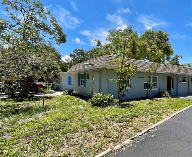 409 1st Ave NE in Largo, FL - Building Photo - Building Photo
