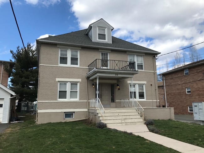 Apartment Building/Multi-use in Dumont, NJ - Foto de edificio - Primary Photo