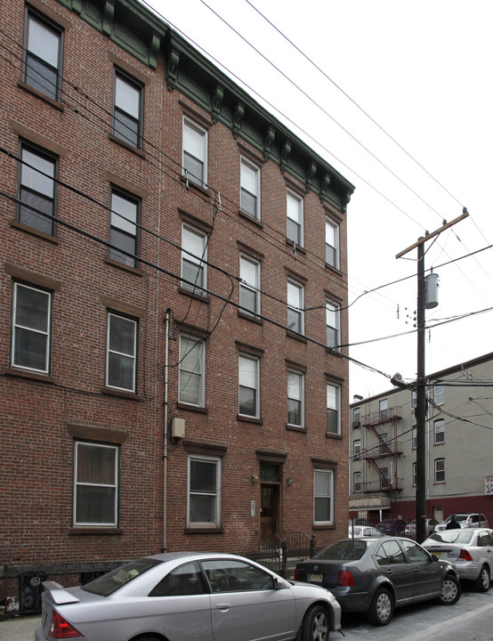 255 6th St in Hoboken, NJ - Building Photo