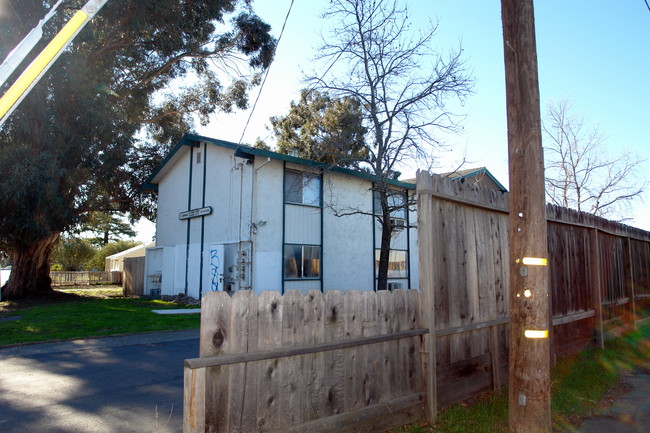 201 Brown St in Vacaville, CA - Foto de edificio - Building Photo