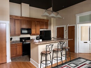 124 N Neil St in Champaign, IL - Foto de edificio - Building Photo