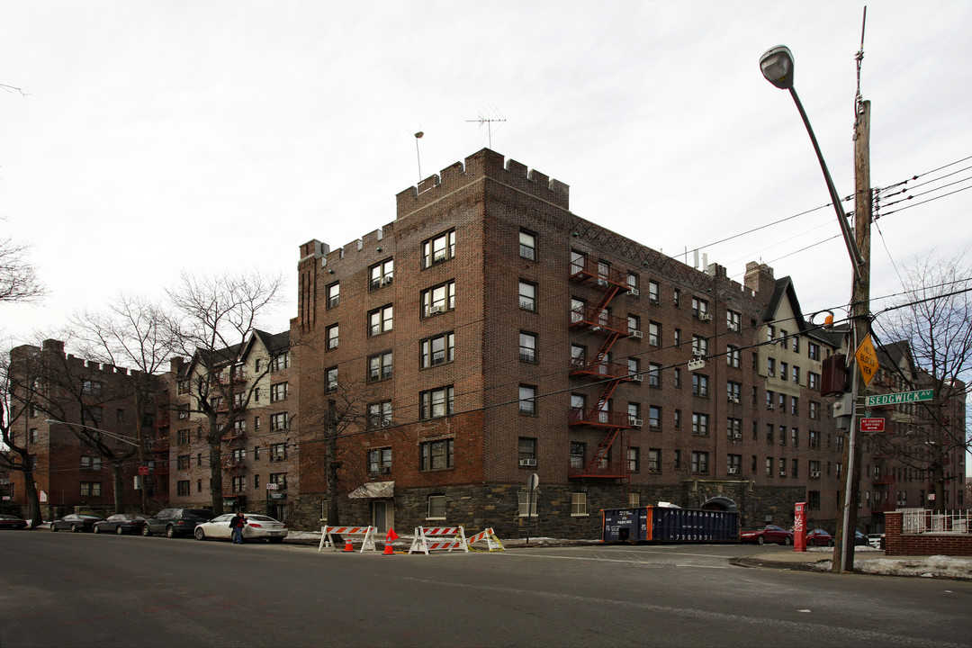 68 W 238 Street in Bronx, NY - Building Photo