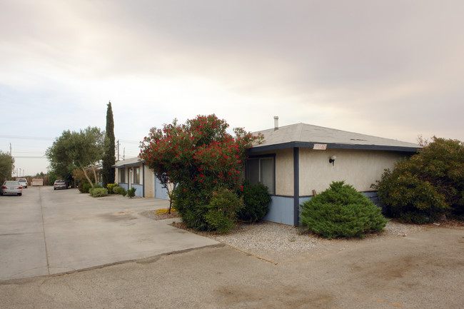 15776 Sequoia Ave in Hesperia, CA - Foto de edificio - Building Photo