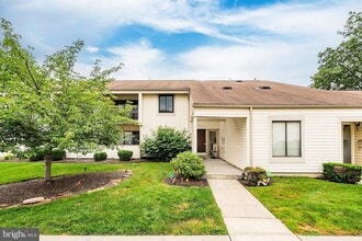 10-U-10 Avon Dr in East Windsor, NJ - Building Photo - Building Photo