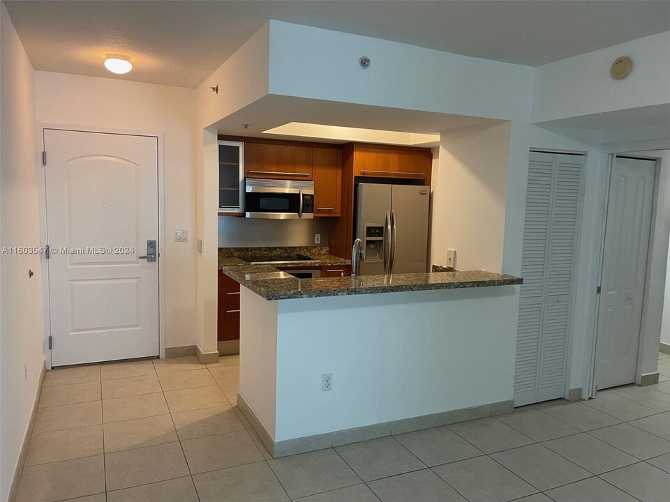 110 Washington Ave, Unit 1412 in Miami Beach, FL - Building Photo