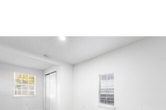 3537 S Laredo St in San Antonio, TX - Foto de edificio - Building Photo