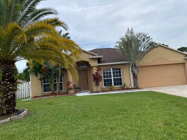 562 SE Walters Terrace in Port St. Lucie, FL - Building Photo - Building Photo
