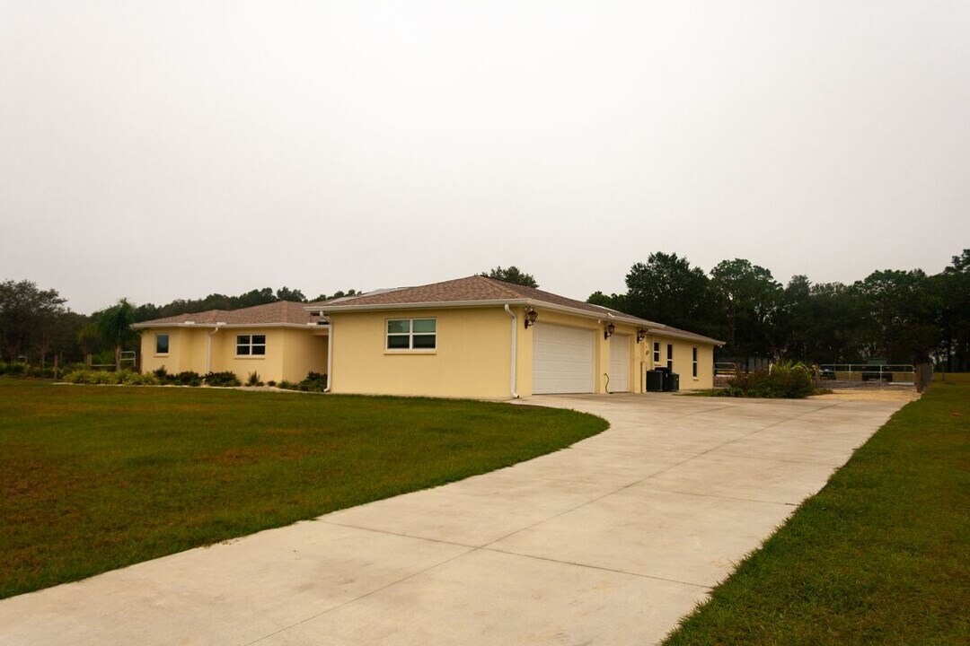 8423 E Zephyr Wing Ct in Floral City, FL - Building Photo
