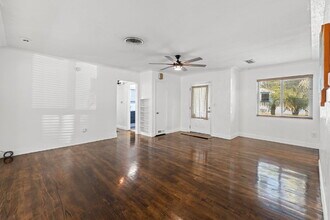 230 42nd St N in St. Petersburg, FL - Foto de edificio - Building Photo