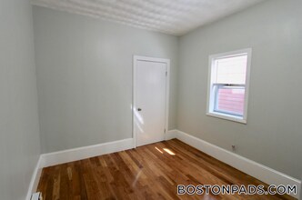 94 E Cottage St, Unit 3 in Boston, MA - Foto de edificio - Building Photo
