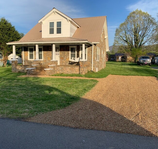 1140 Mountainview Rd in Erwin, TN - Building Photo - Building Photo