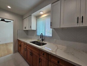 7102 S La Cienega Blvd, Unit 4 in Inglewood, CA - Foto de edificio - Building Photo